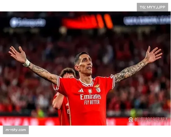 本菲卡对阵切尔西，主队上半场凭借两次精准的底线倒三角传中取得领先